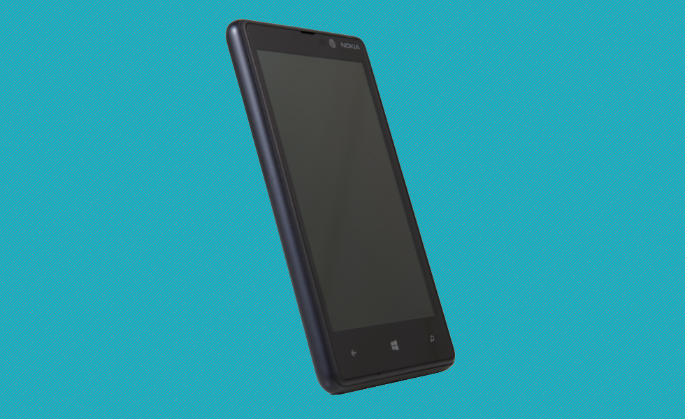 Lumia 820 tem boa configuração e construção sólida. Ele é o primeiro WP8 com microSD