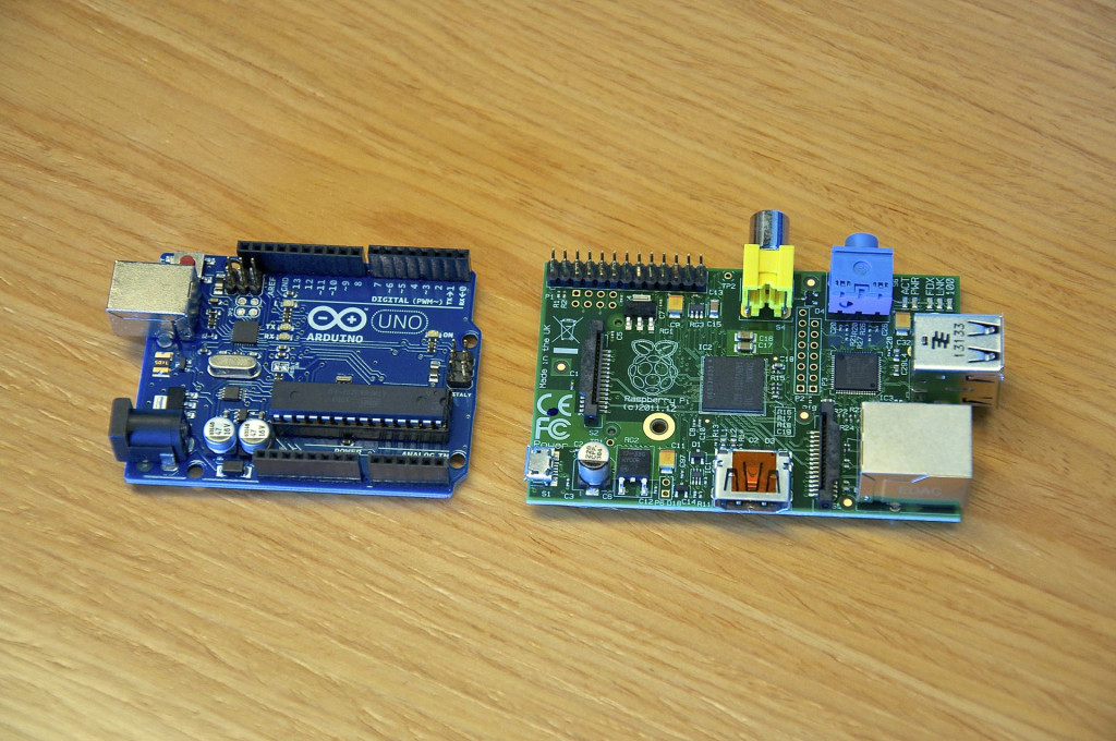 Raspberry Pi e Arduino Uno lado a lado. Semelhantes, mas bem diferentes!