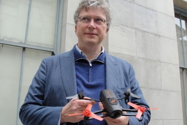 O fundador do grupo francês Parrot, Henri Seydoux, com uma de suas criações. 