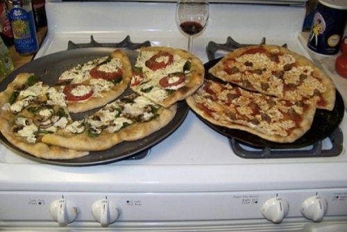 "Duas pizzas no topo de um fogão", assim descreveu a foto acima o software de reconhecimento de imagens do Google.