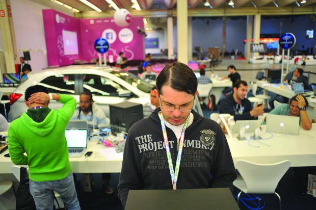 Mauro Pichiliani, colunista do iMasters, desenvolvendo o app Car Data Applets durante o hackaton (crédito: Divulgação/Ford). 