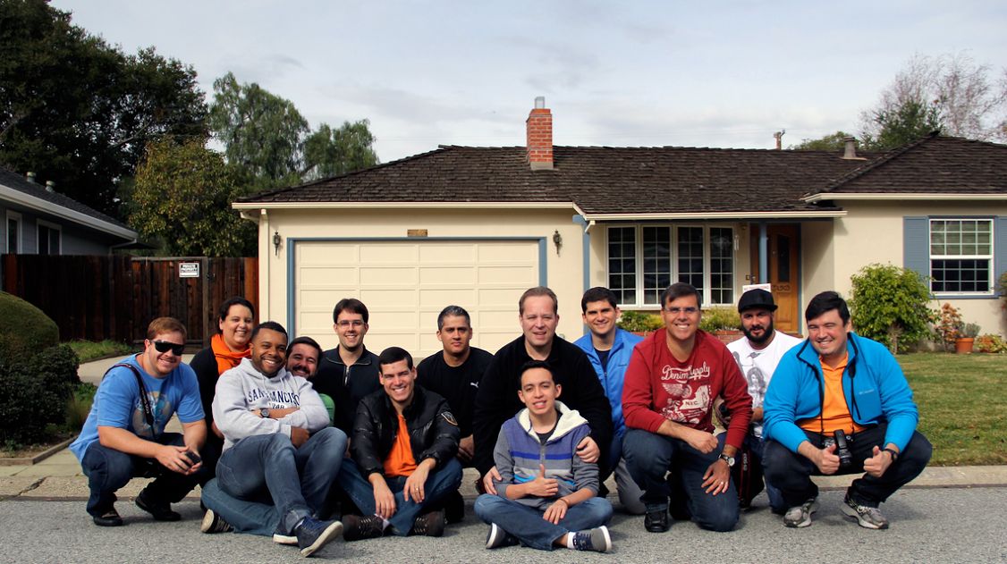 Grupo do MM Tour III na garagem onde a Apple começou (imagem: MacMagazine)