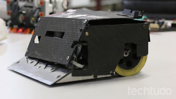 Robô da categoria sumô criado por alunos da UFRJ (Foto: Luana Marfim/TechTudo)