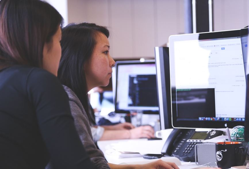 Mais de 80% das mulheres que trabalham com tecnologia já sofreram preconceito