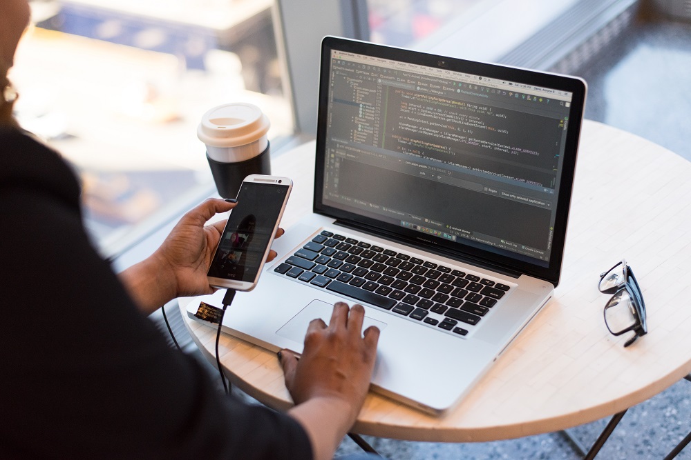 Pesquisa mostra linguagens de programação que possibilitam os melhores salários do mercado tech