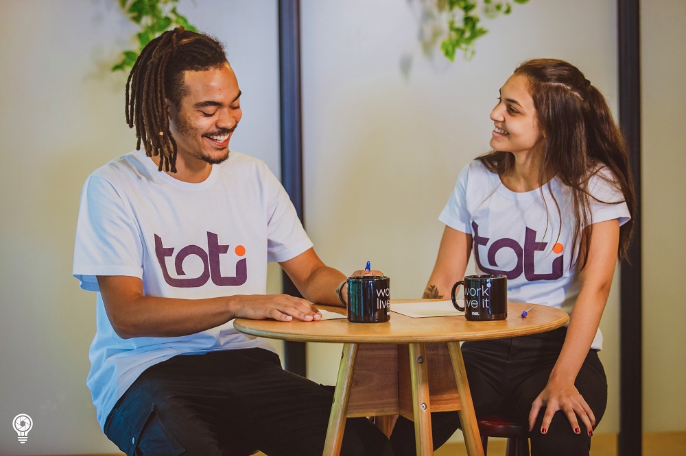 Startup brasileira prepara e direciona refugiados para atuar na área da tecnologia