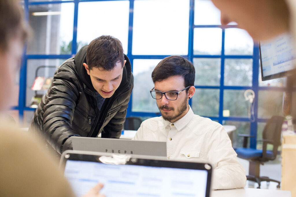 Universidade oferece programa de recrutamento gratuito para talentos da área de TI