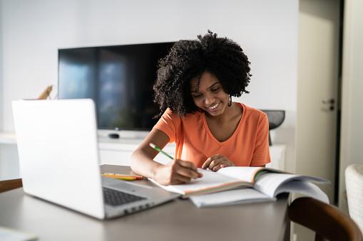 Mulheres sentem dificuldades em construir carreira na tecnologia, mostra pesquisa