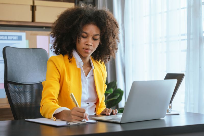 Pesquisa: 71% das mulheres de TI relatam trabalhar mais horas para conseguir promoção