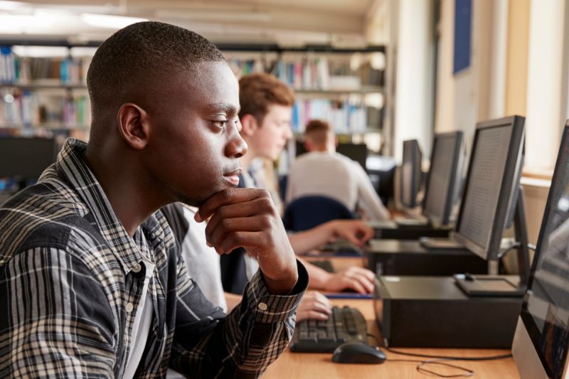 Escola da Nuvem supera meta e forma mais de 3 mil alunos pelo AWS re/Start