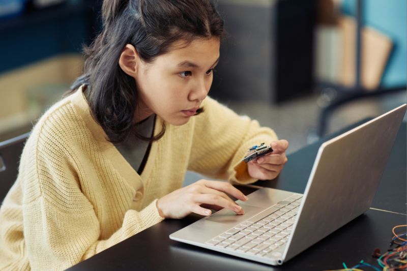 Programação para meninas e professoras: USP abre inscrições para cursos online gratuitos