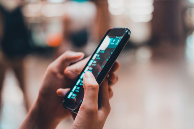 Por que meu computador ou celular fica mais lento com o tempo?