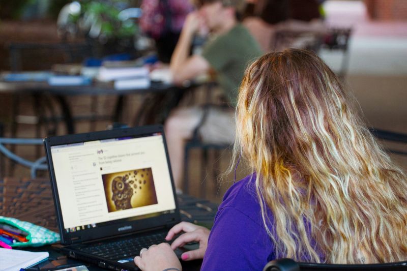 Brasil registra crescimento de 282% em matrículas em IA Generativa, segundo Coursera