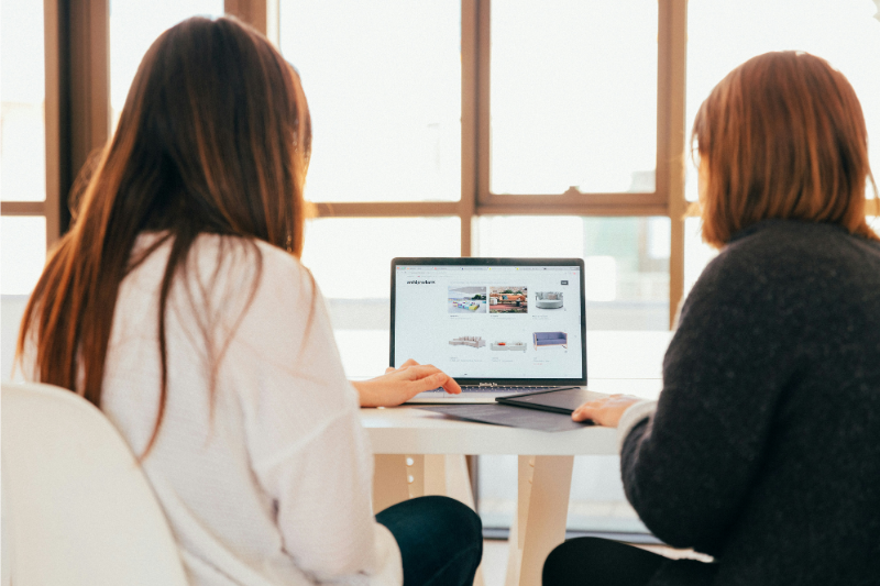 56% das inscrições em GenAI são da Geração Y, segundo Coursera