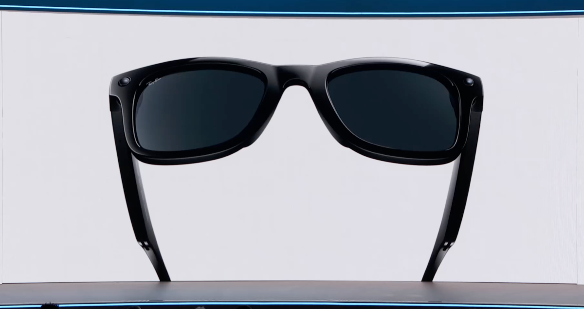 O Ray-Ban Meta Audio em close, com armação preta e sensores visíveis nas hastes