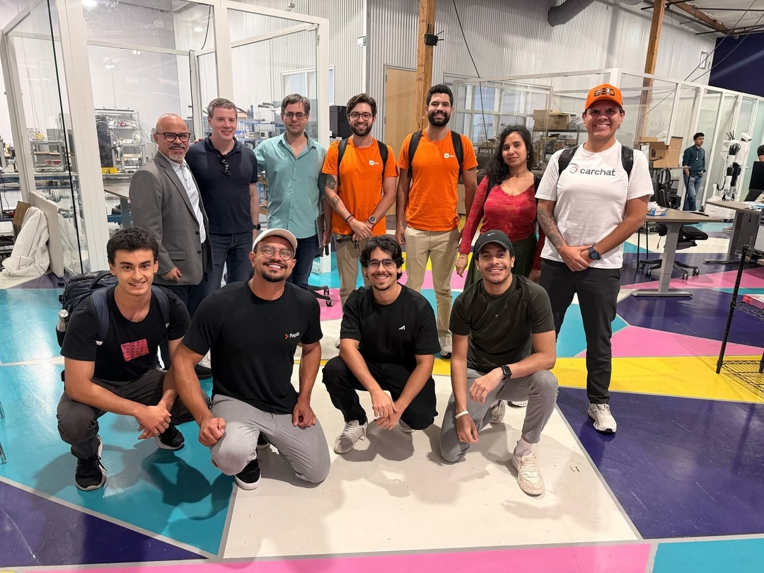 Participantes da missão NewHack reunidos no espaço do Circuit Launch